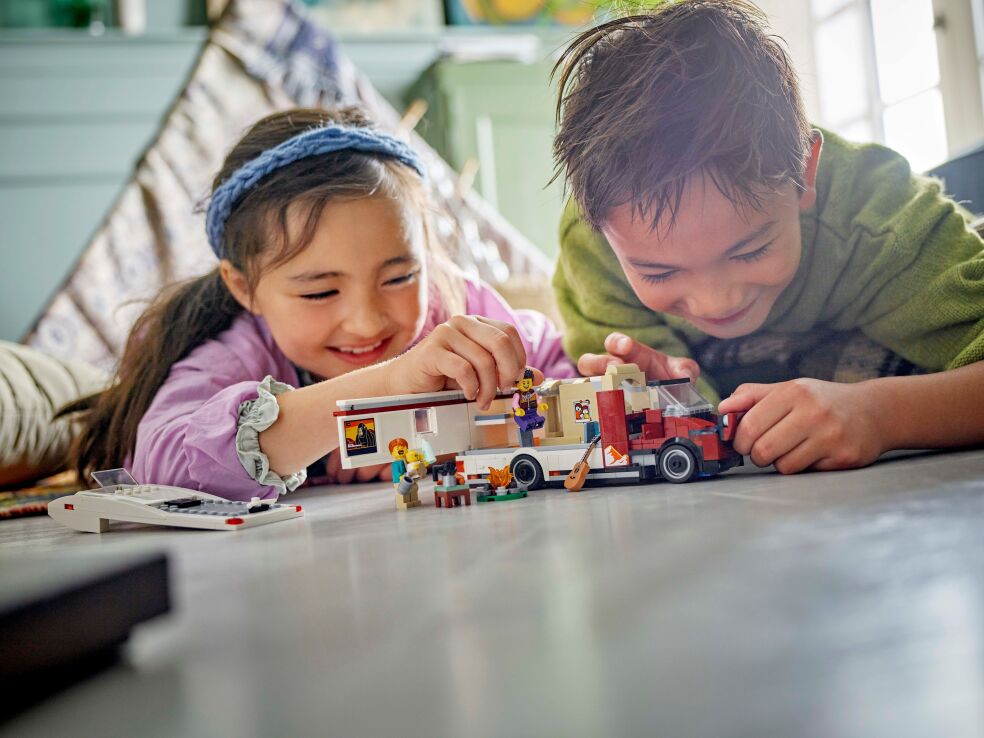 LEGO City Holiday Adventure Camper Van (60454) (9)