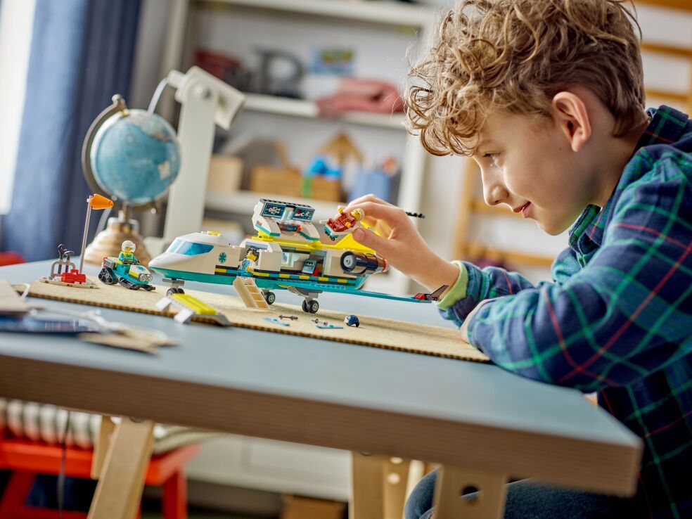 LEGO City Emergency Air Ambulane Airplane (60465) (6)