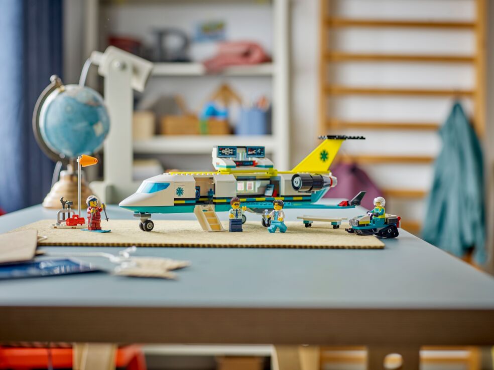 LEGO City Emergency Air Ambulane Airplane (60465) (8)