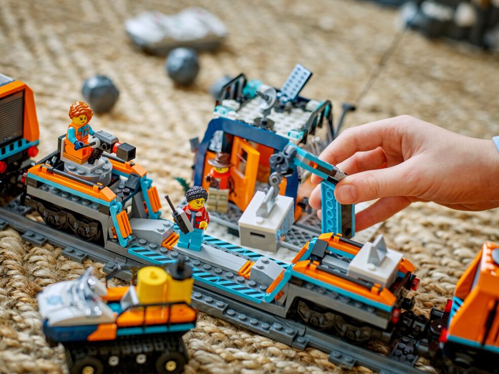 LEGO® City Explorers' Arctic Polar Express Train (60470) (12)