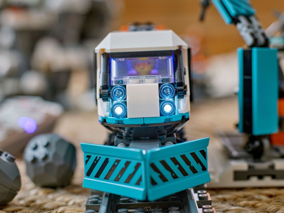 LEGO® City Explorers' Arctic Polar Express Train (60470) (15)