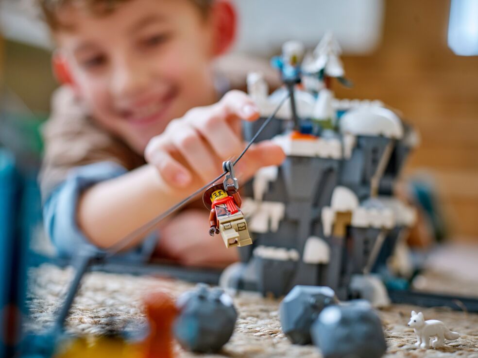 LEGO® City Explorers' Arctic Polar Express Train (60470) (9)