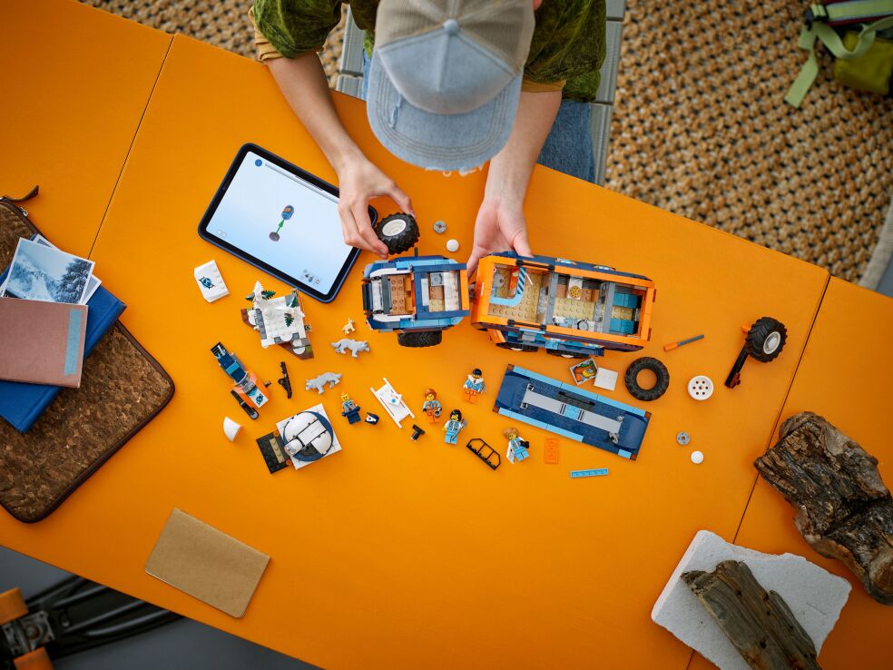 LEGO City Arctic Explorer Science Lab Truck (60471) (7)