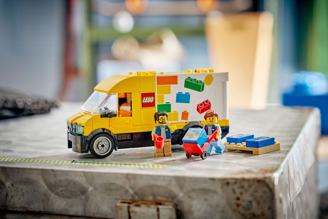 LEGO City The Lego Van (60500) (11)