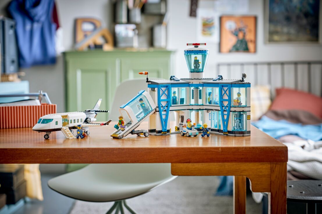 LEGO City Airport With Airplane (60502) (11)