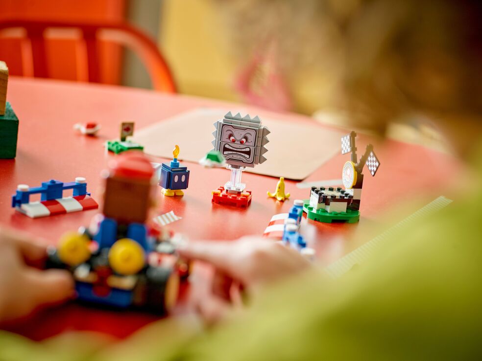 LEGO Super Mario Kart-Interactive Lego Mario & Standard Kart (72043) (9)