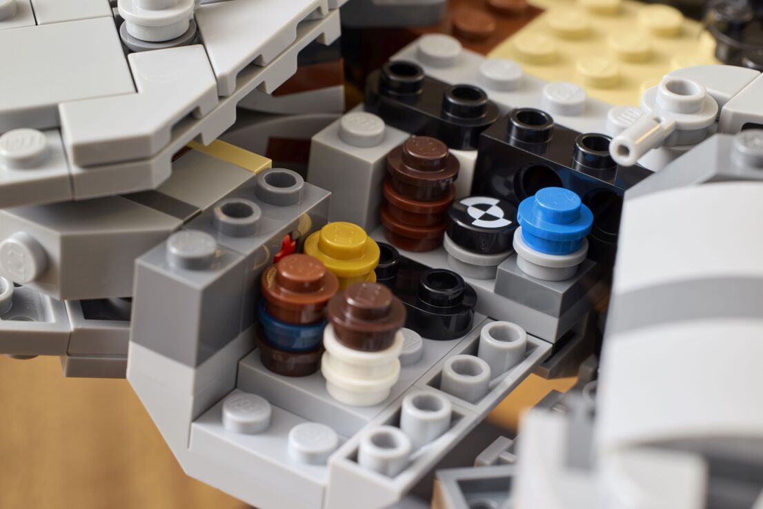 LEGO Star Wars Millennium Falcon (75375) (4)