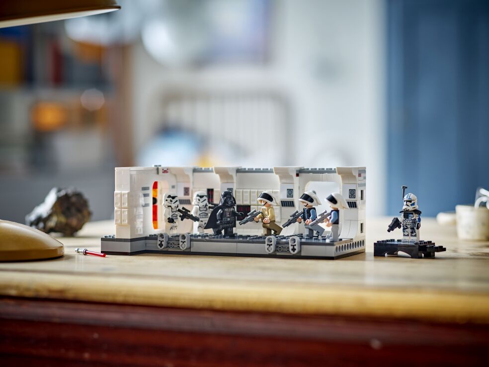 LEGO Star Wars Boarding The Tantine IV (75387) (9)