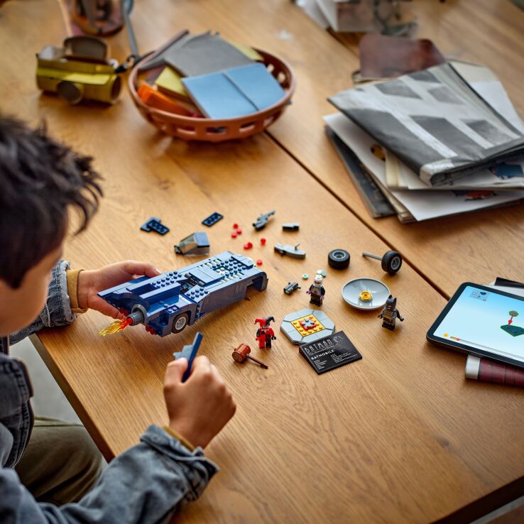 LEGO Super Heroes Batman With The Batmobil VS Harley Quinn & Mr Freeze (76274) (8)