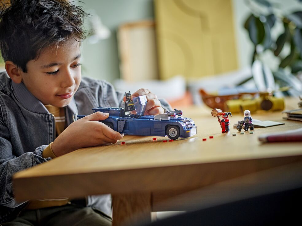 LEGO Super Heroes Batman With The Batmobil VS Harley Quinn & Mr Freeze (76274) (9)