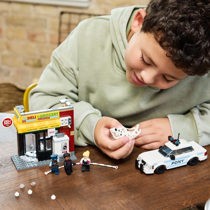 LEGO Super Heroes Spider-Verse: Miles Morales vs. The Spot (76311) (7)