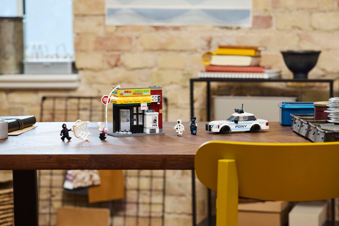 LEGO Super Heroes Spider-Verse: Miles Morales vs. The Spot (76311) (8)