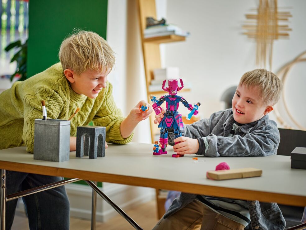 LEGO Super Heroes Fantastic Four vs. Galactus Construction Figure (76316) (10)