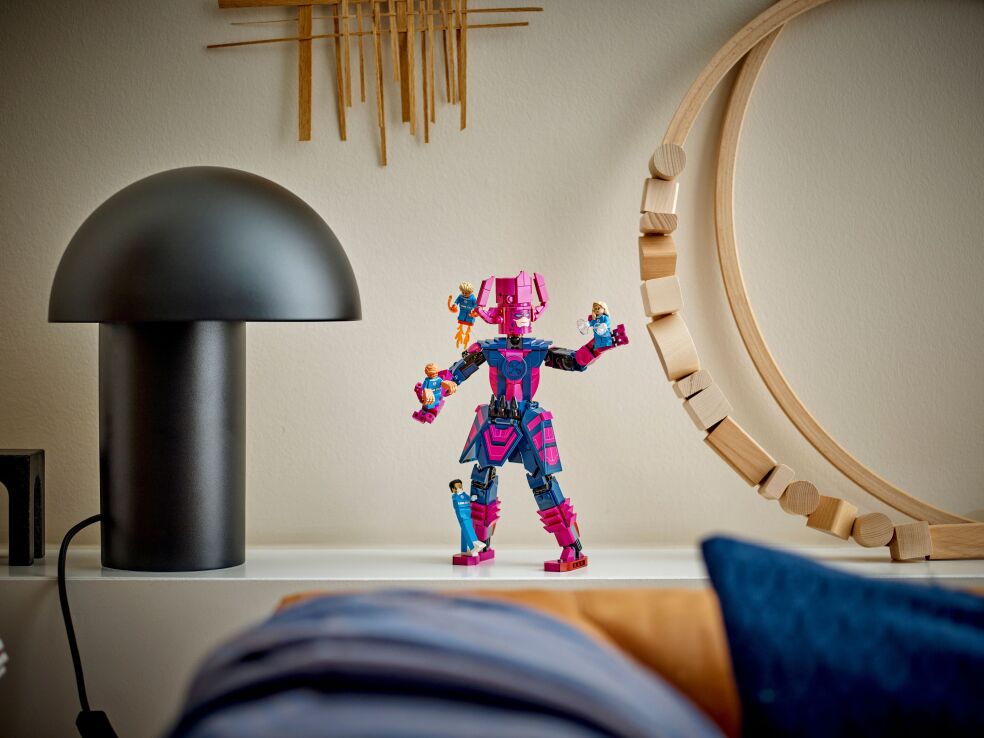 LEGO Super Heroes Fantastic Four vs. Galactus Construction Figure (76316) (11)