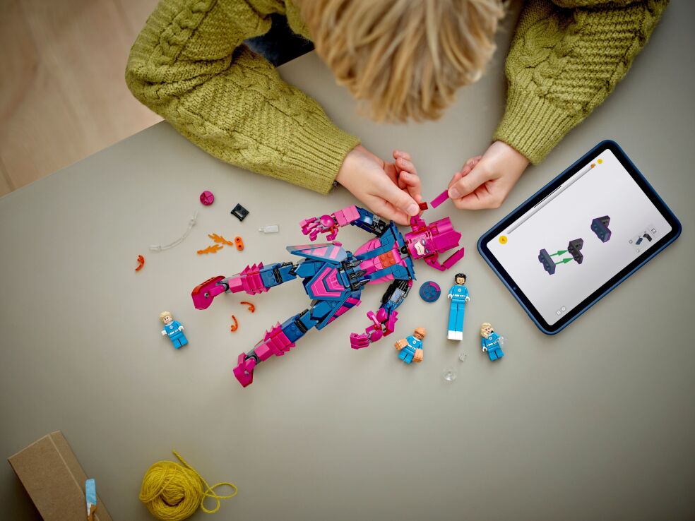 LEGO Super Heroes Fantastic Four vs. Galactus Construction Figure (76316) (8)