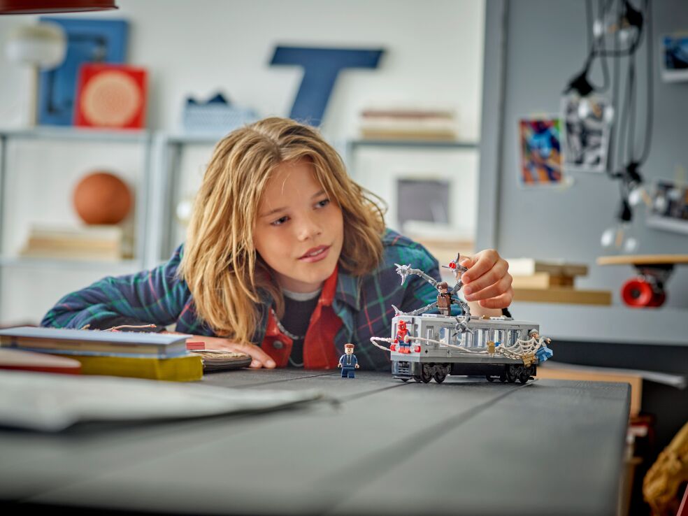 LEGO Super Heroes Spider-Man vs. Doc Ock Subway Train Scene (76321) (6)