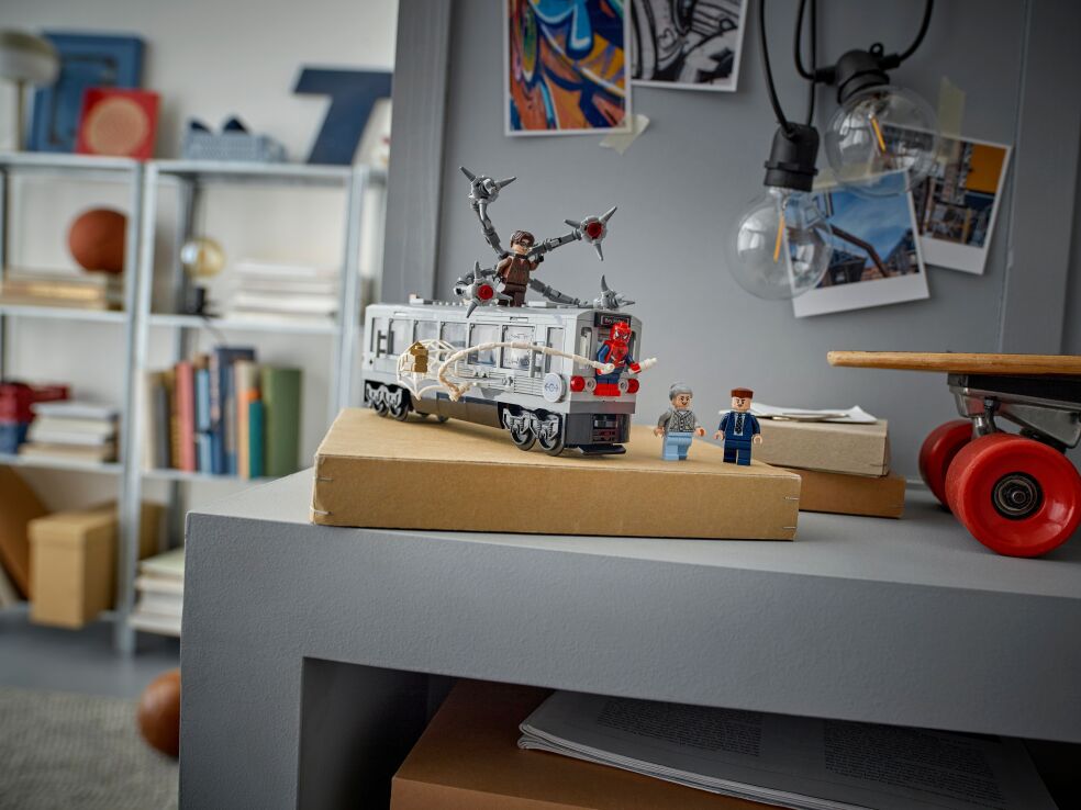 LEGO Super Heroes Spider-Man vs. Doc Ock Subway Train Scene (76321) (8)