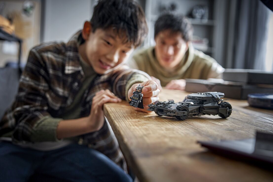 LEGO Super Heroes Batman vs. Superman Batmobile (76331) (3)