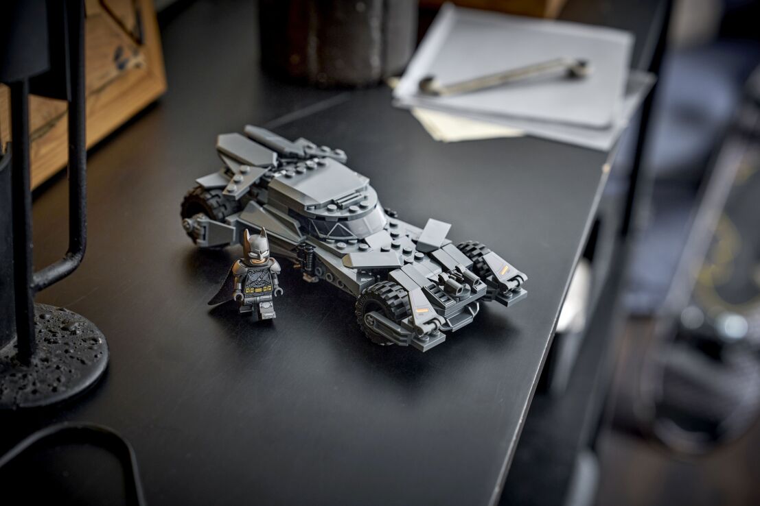 LEGO Super Heroes Batman vs. Superman Batmobile (76331) (5)