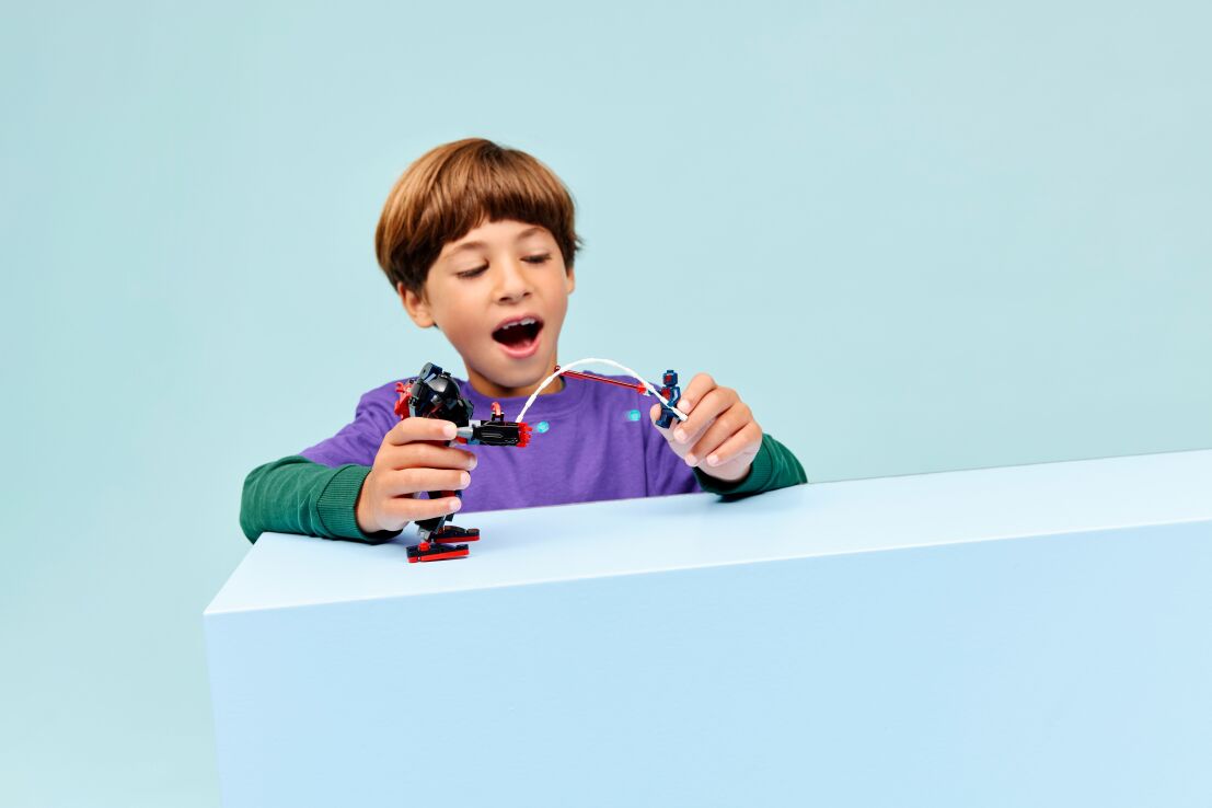 LEGO Super Heroes Miles Morales vs. Spider-Man 2099 (76337) (9)