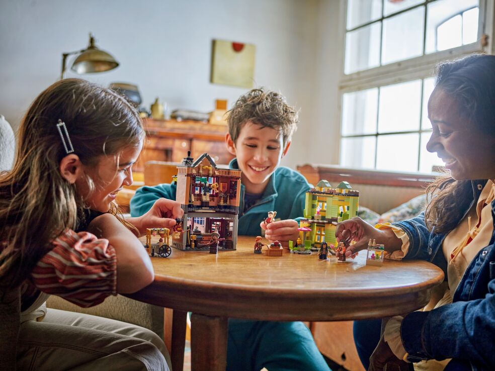 LEGO Harry Potter Quality Quidditch Supplies & Ice Cream Parlour (76452) (9)