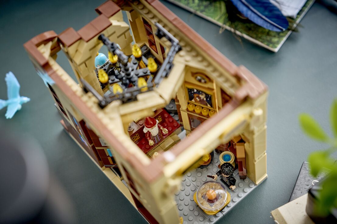 LEGO® Harry Potter Book Nook: Dumbledore's Office (76478) (10)
