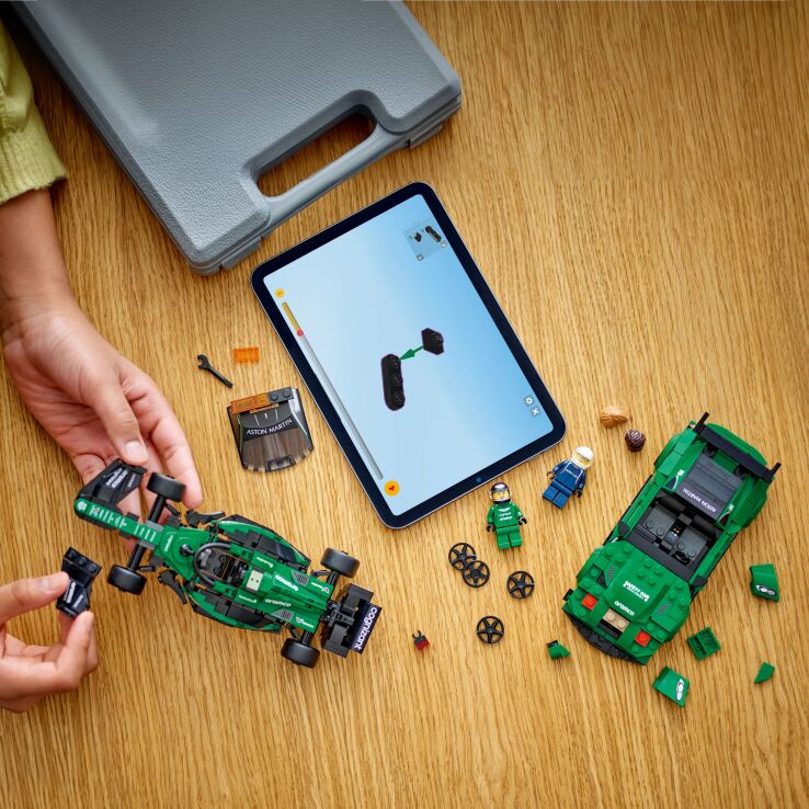 LEGO Speed Champions Aston Martin Safety Car & AMR23 (76925) (2)