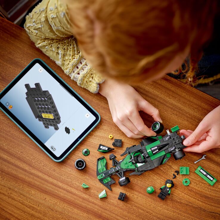 LEGO Speed Champions Kick Sauber F1 Team C44 Race Car (77247) (4)