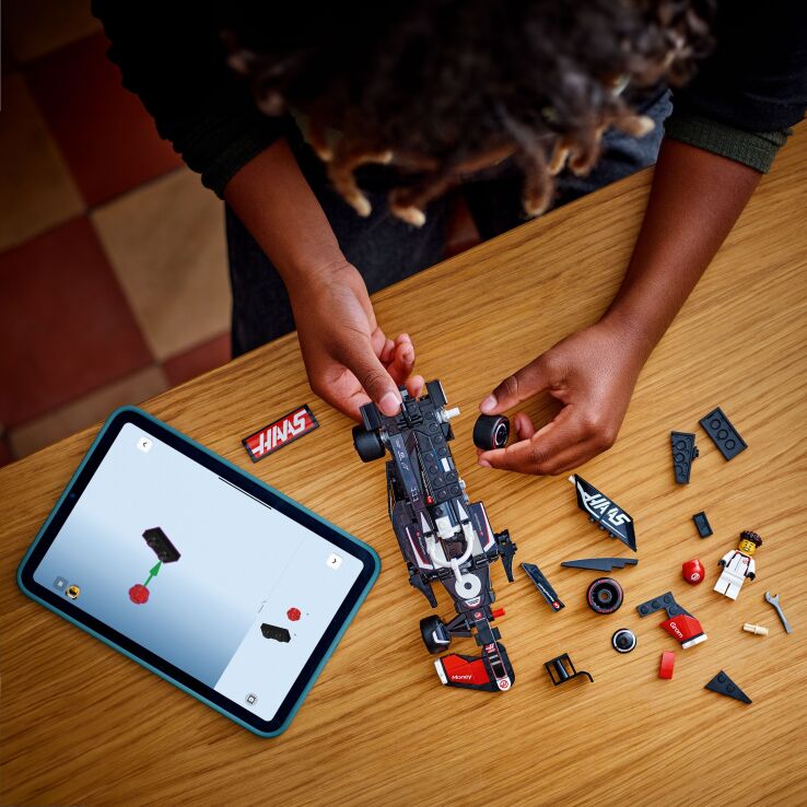 LEGO Speed Champions Moneygram Haas F1 Team VF-24 Race Car (77250) (4)